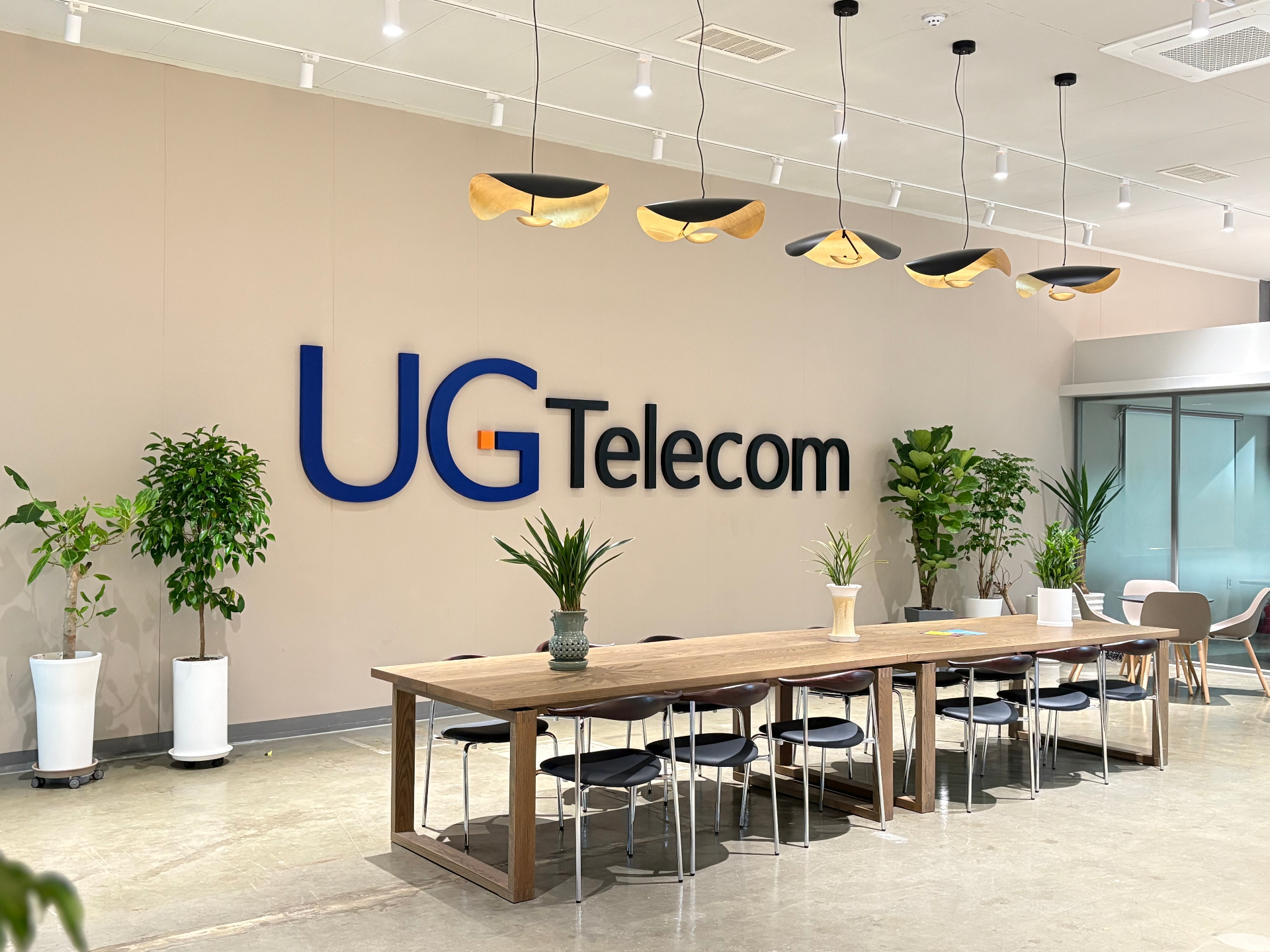 (주)유지텔레컴 본사 라운지 - UG Telecom 사이니지가 있는 사내 카페 공간